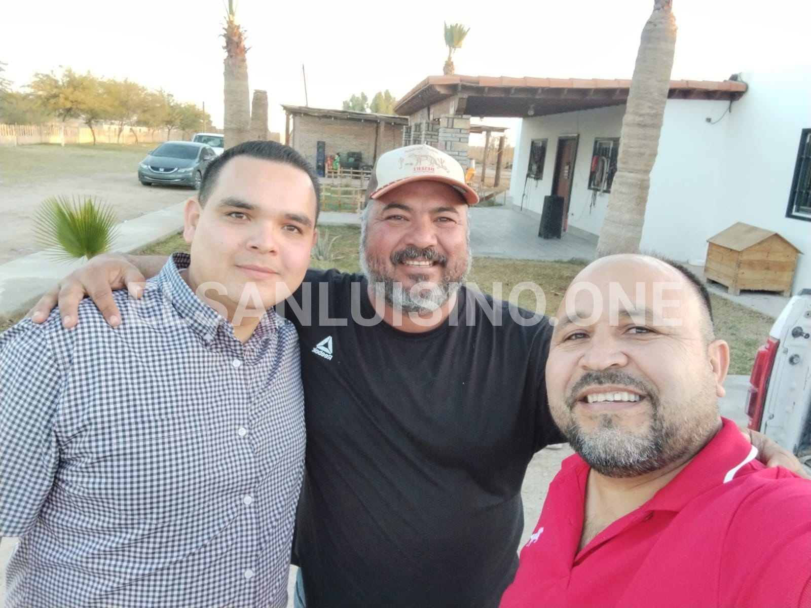 Alejandro González comparte charla con figuras destacadas de la ganadería en Sonora